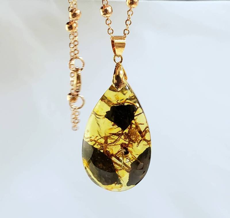 Honiggelber Harz-Imitat-Bernstein, Innerhalb Der Matrix Großer Tropfen Anhänger Mit Vergoldeter 22 "Kette Als Geschenk Für Einen Mann Und Eine Frau von JewelsbyOppy