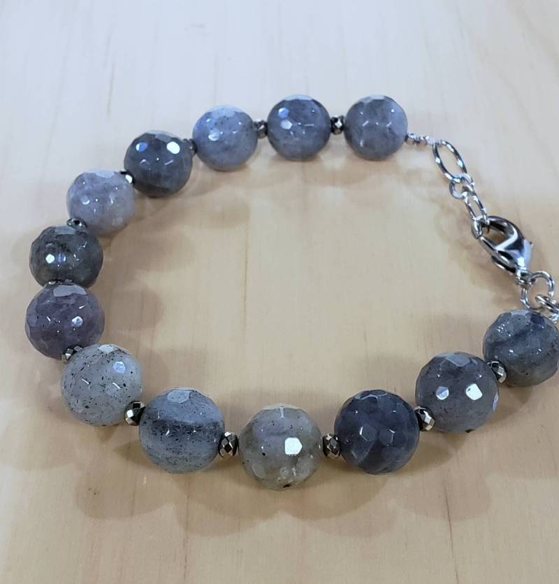 Labradorit 10mm Facettierter Runder Pyrit Akzent Passend Zu Rhodium Silber Verschluss Armbänder, Geschenk Für Mann Und Frau, Chakra, Heilende von JewelsbyOppy