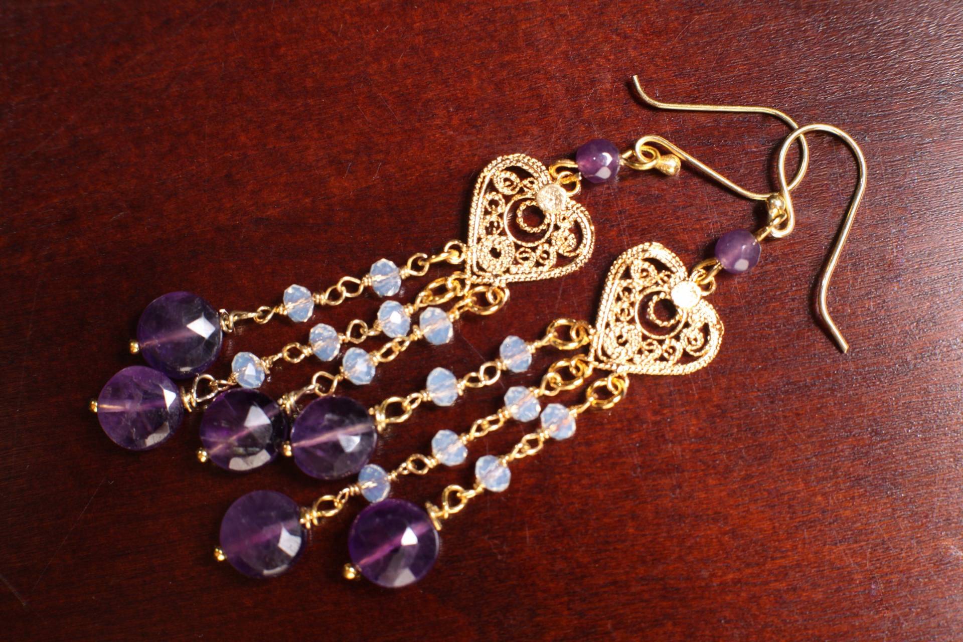 Natürlicher Amethyst Baumelnde Filigrane Kronleuchter Herz, Facettierte Opalit Spacer Draht Eingewickelt Gold Ohrringe, Handgemachtes Geschenk Für von JewelsbyOppy