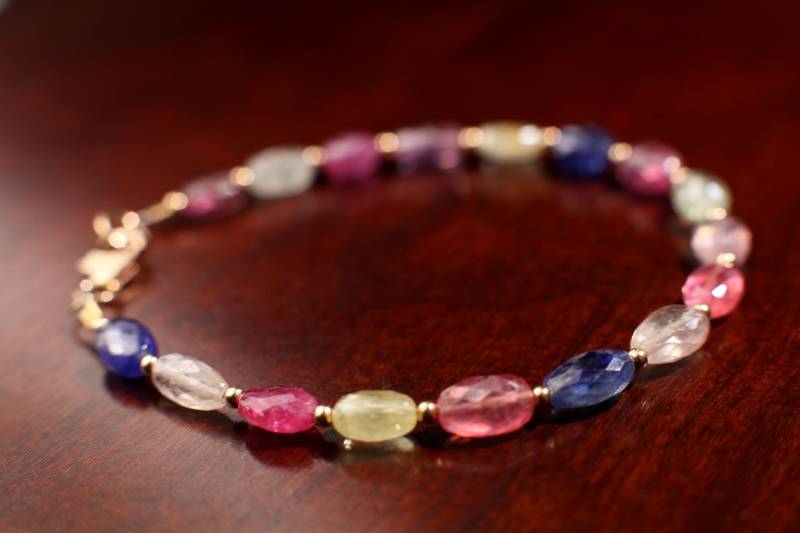 Natürlicher Multi Saphir 5 X 7 Mm Facettierter Ovaler Aaa Edelstein in 14K Gold Filled Spacer Und Verschluss Armband Klar Qualität. Kostbares von JewelsbyOppy