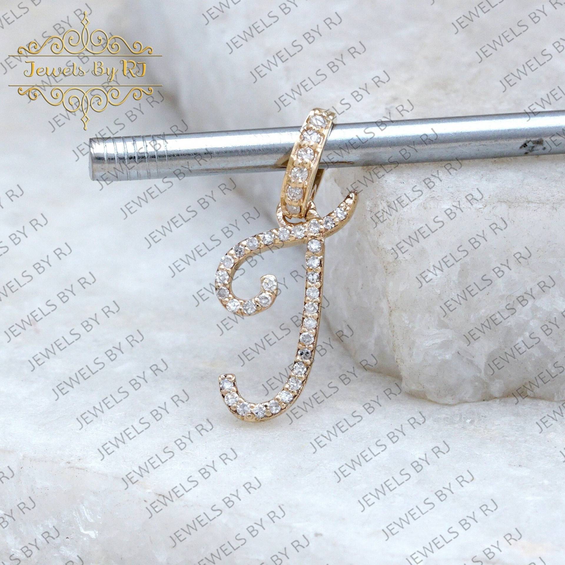 Pave Diamant Initial Anhänger, 14K Massives Gold J Gelbgold Anhänger von JewelsbyRJ