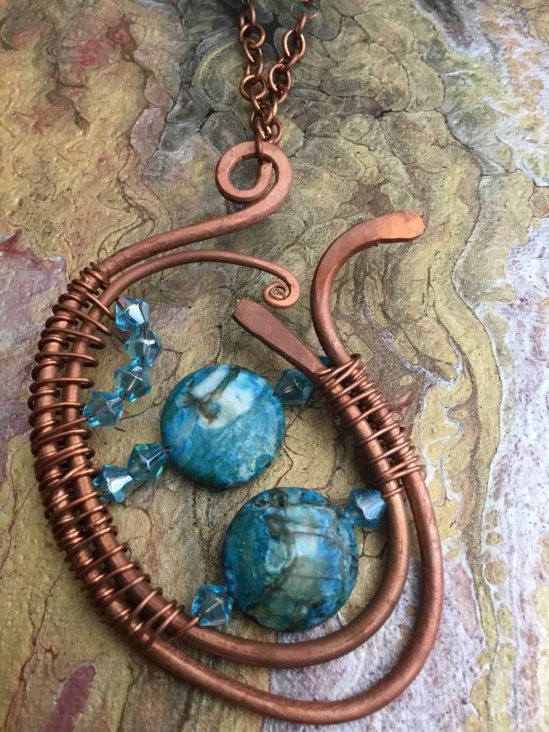 Hübsche Jaspis Und Swarovski Kristall Kupfer Medaillon Halskette von JewelsbyWalker