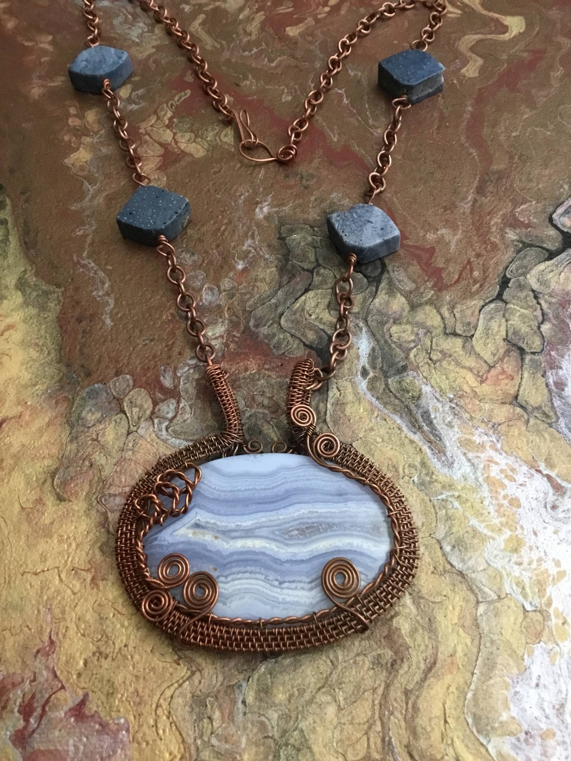 Hübscher Blauer Spitzen Achatdraht Mit Lava Akzent Perlen Halskette Geflecht Hübscher Blauer Spitzen Achatdraht Mit Lava Akzent Perlen Halskette Geflecht von JewelsbyWalker