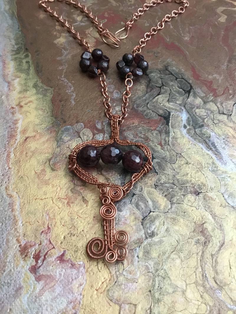 Hübscher Granat "Schlüssel Zu Meinem Herz" Kupferdraht Weben Anhänger Halskette Hübscher Granat "Schlüssel Zu Meinem Herz" Kupferdraht Weben Anhänger Halskette von JewelsbyWalker