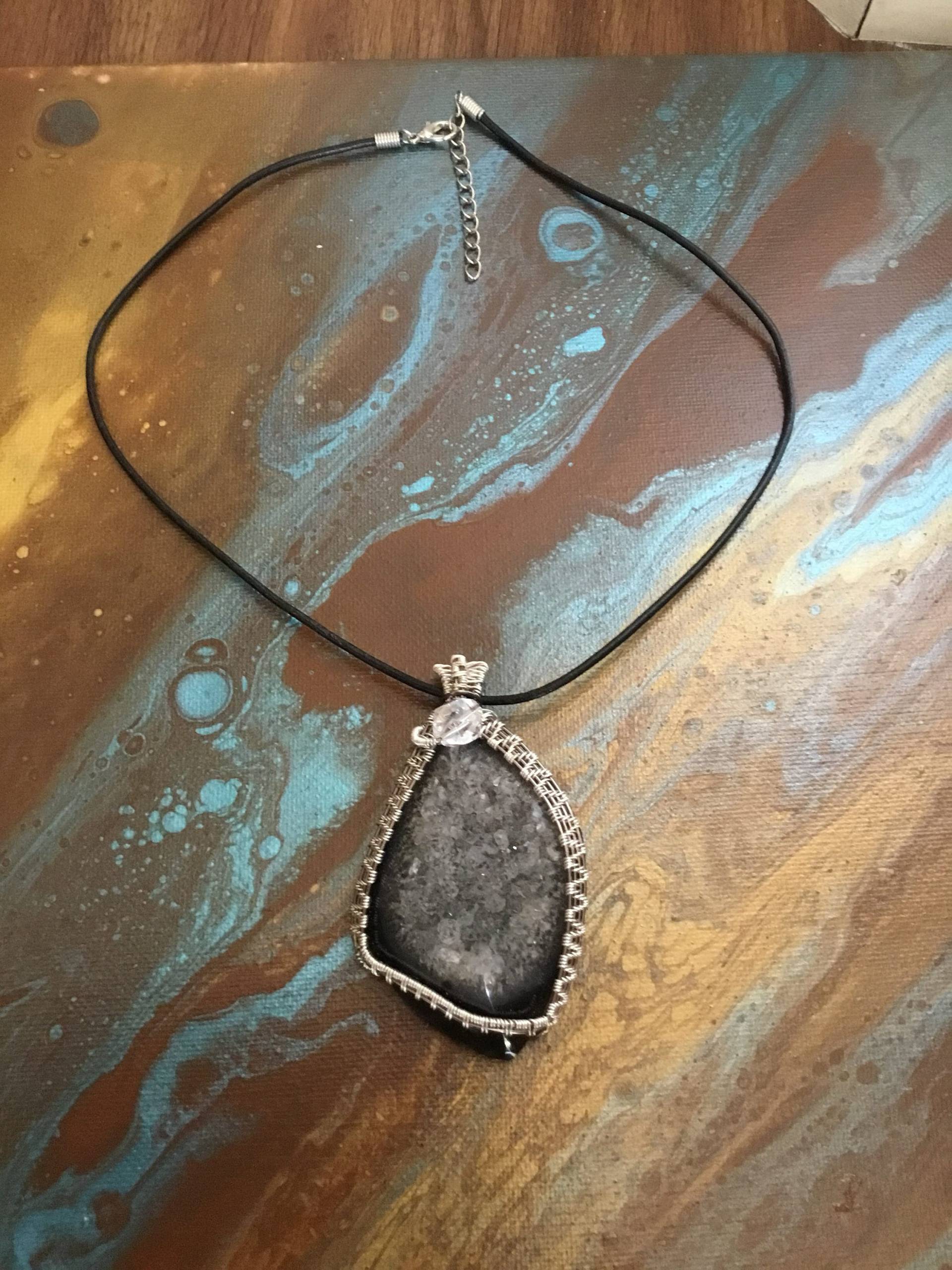Wunderschöner Kristall Geode Draht Web Anhänger Mit Akzent Perle Wunderschöner Kristall Geode Draht Web Anhänger Mit Akzent Perle von JewelsbyWalker