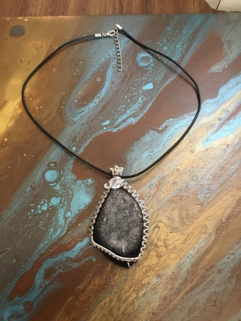 Wunderschöner Kristall Geode Draht Web Anhänger Mit Akzent Perle Wunderschöner Kristall Geode Draht Web Anhänger Mit Akzent Perle von JewelsbyWalker