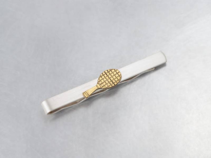 Krawattenhalter Metall Silberfarben Mit Tennisschläger Aus Messing - Neu Alten Beständen von JewelsforLola