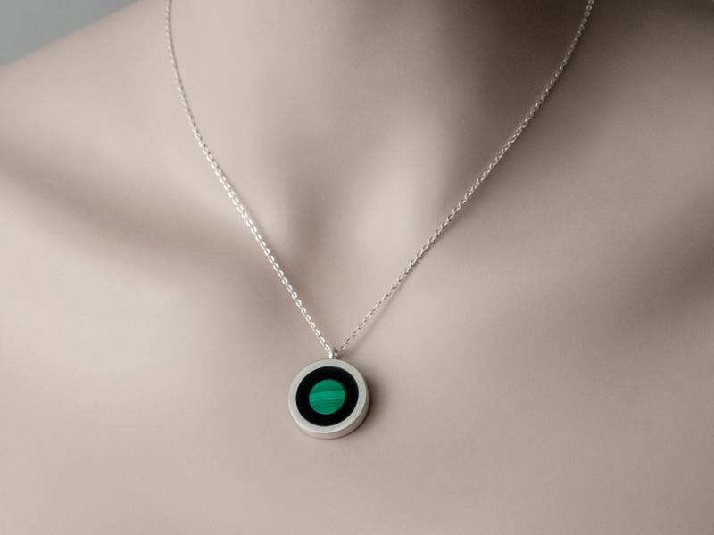 Silberanhänger Mit Onyx Und Malachitintarsien Silber 835 von JewelsforLola