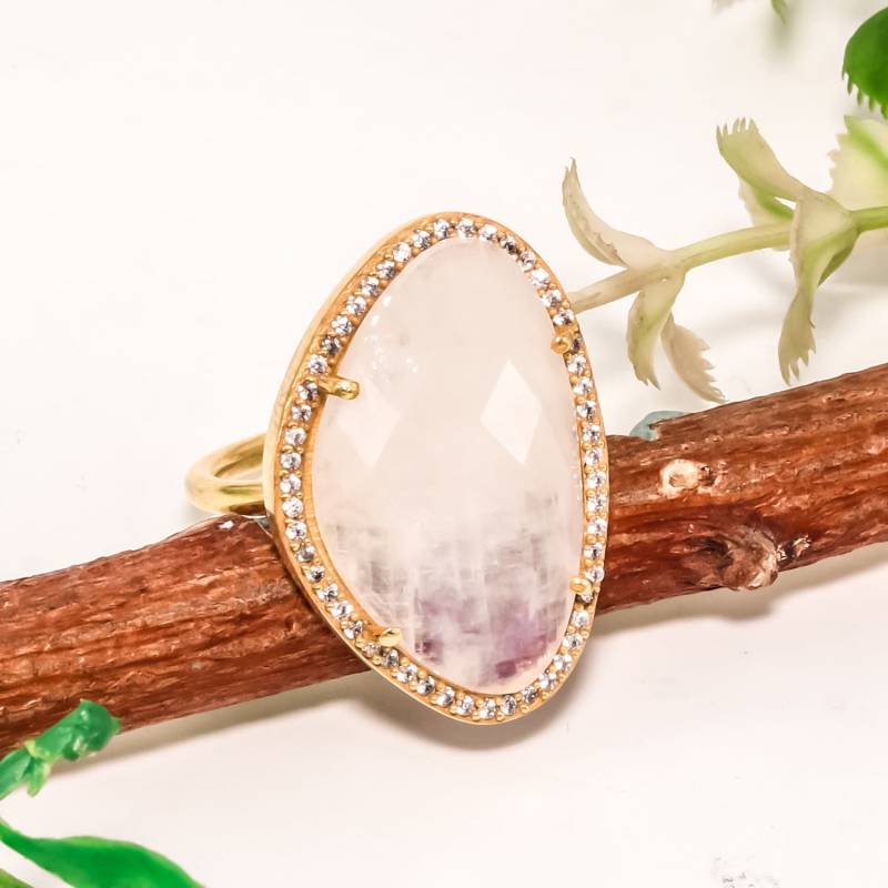 Verstellbarer Ring Aus Vergoldetem 925Er Sterlingsilber Mit Regenbogen Mondstein Und Zirkonia Verstellbarer Ring Aus Vergoldetem 925Er Sterlingsilber Mit Regenbogen Mondstein Und Zirkonia von JewelshopStudio