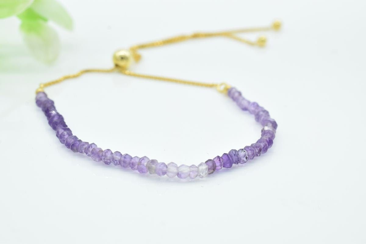 Amethyst Armband in Gold, Schmuck, Geburtstagsgeschenk Für Frau, Ihr Geburtstag, Zierliches Armband, Februar Geburtsstein von Jewelsmilano