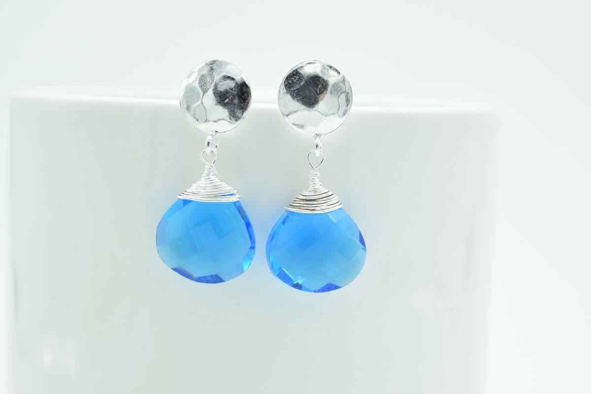 Blauer Topas-Bolzenohrring, Gehämmerter Scheibenohrring, Draht Gewickelter Ohrstecker, Blauer Silberohrstecker, Minimalist Ohrring, Geschenk Der von Jewelsmilano