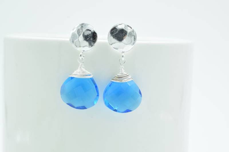 Blauer Topas-Bolzenohrring, Gehämmerter Scheibenohrring, Draht Gewickelter Ohrstecker, Blauer Silberohrstecker, Minimalist Ohrring, Geschenk Der von Jewelsmilano