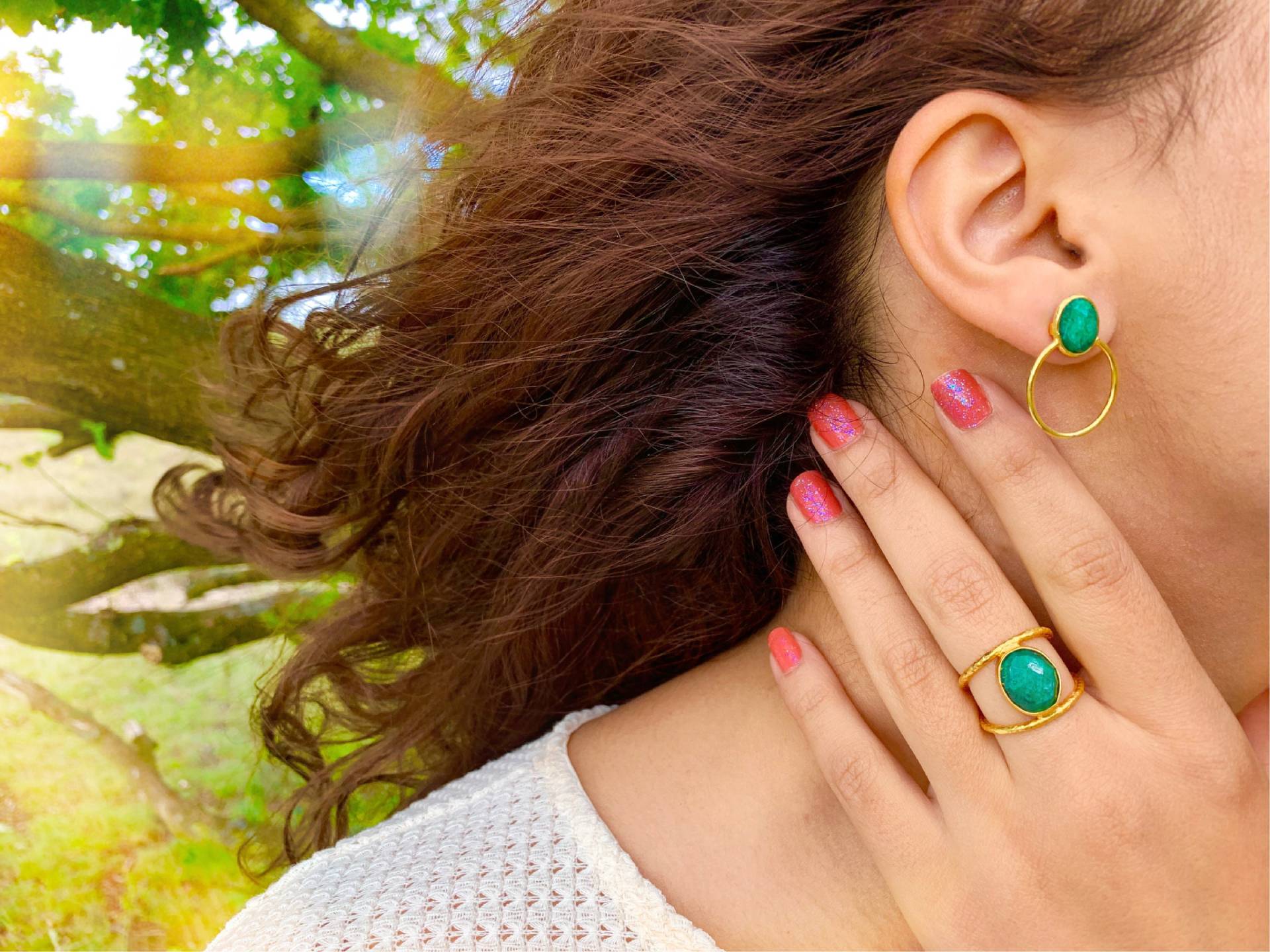 Echter Smaragd Oval Hoop Kreisohrring Mit Gold & Loop Ohrring, Edelstein Grün Lünette Birthstone Ohrring von Jewelsmilano