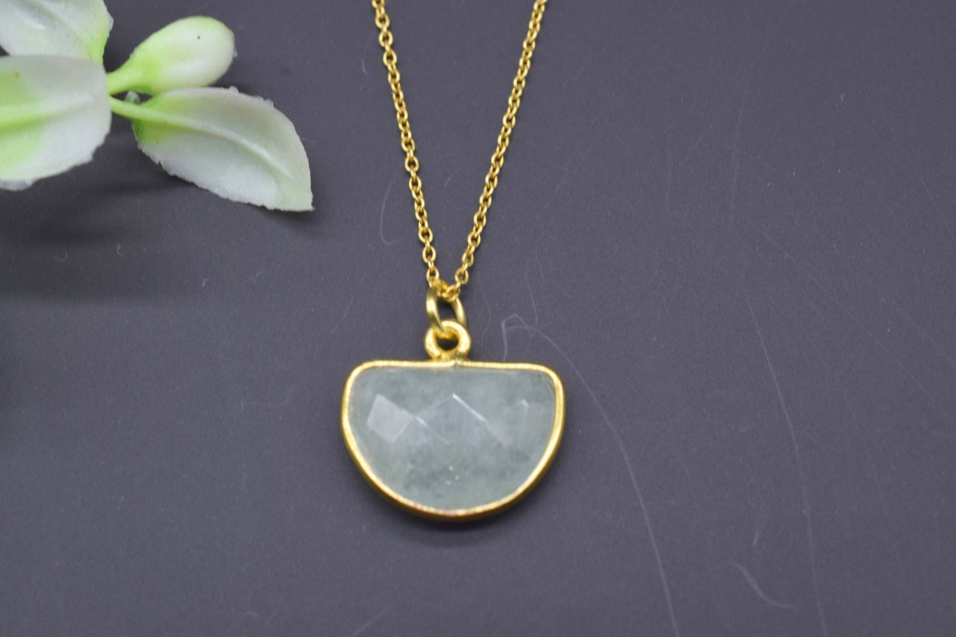 Gold Aquamarine Halskette, Hellgrün Handgemachte Vermeil Anhänger Halskette von Jewelsmilano