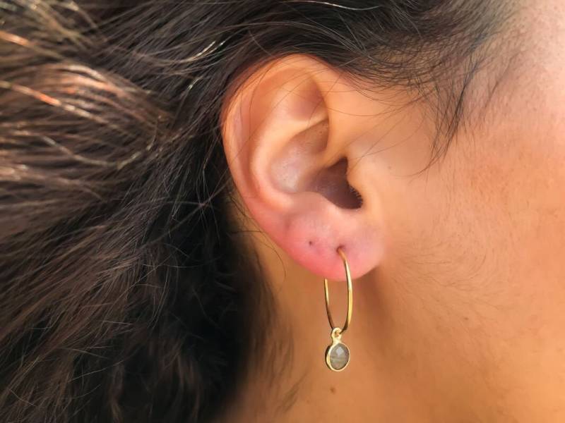 Gold Labradorit Winzigen Stein Ohrring, Kreis Graue Farbe Lünette Set Creolen, Schmuck von Jewelsmilano