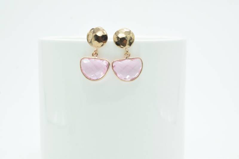 Gold Mond Rosa Turmalin Ohrhänger, Tropfen Ohrring, Rosa Ohrring, Edelstein Ohrring, Hammer Textur Münze Ohrring, Brautjungfer Geschenk von Jewelsmilano