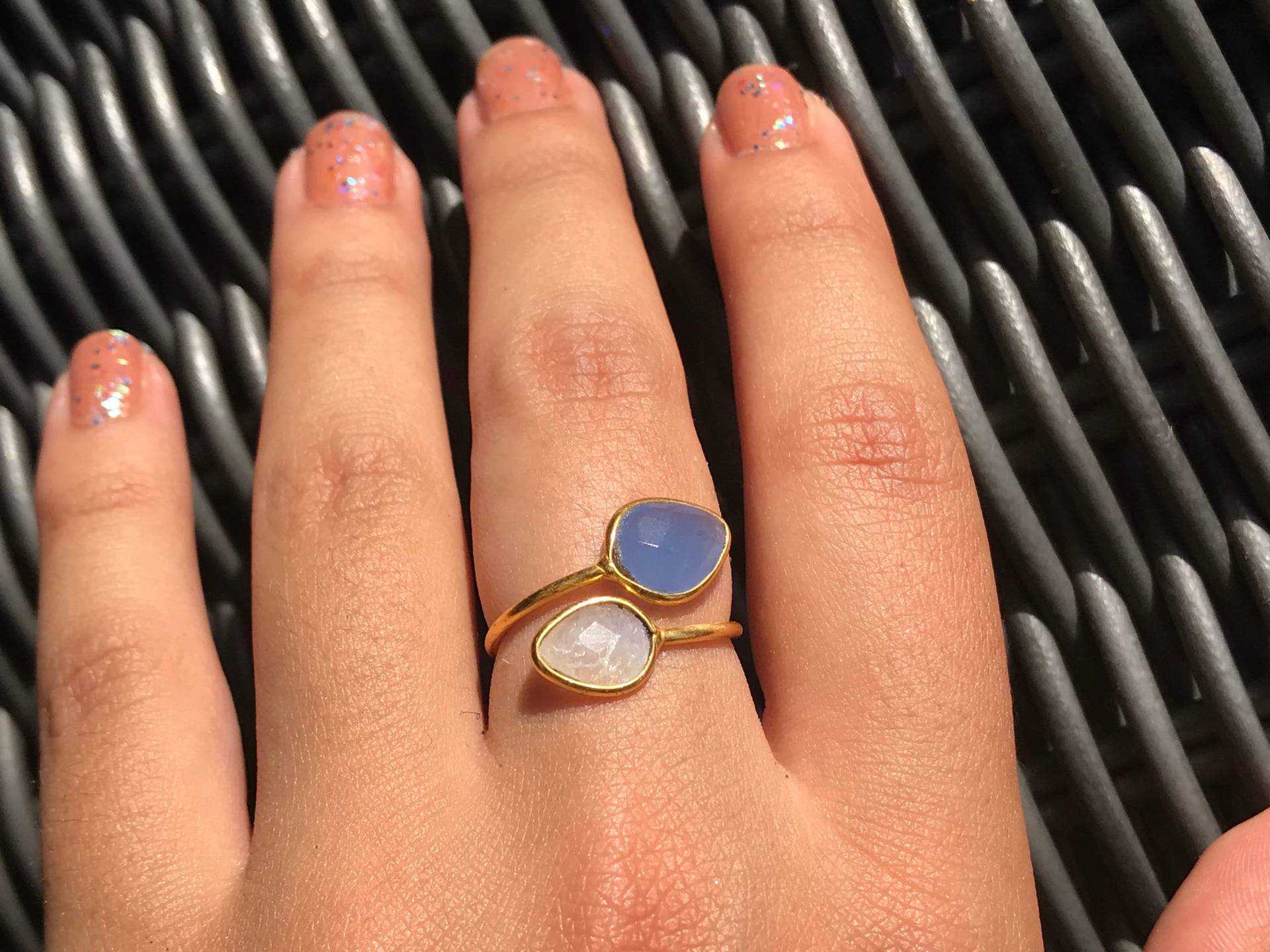 Gold Mondstein Ring, Blauer Chalcedon Edelstein Zierlich, Boho Ring von Jewelsmilano