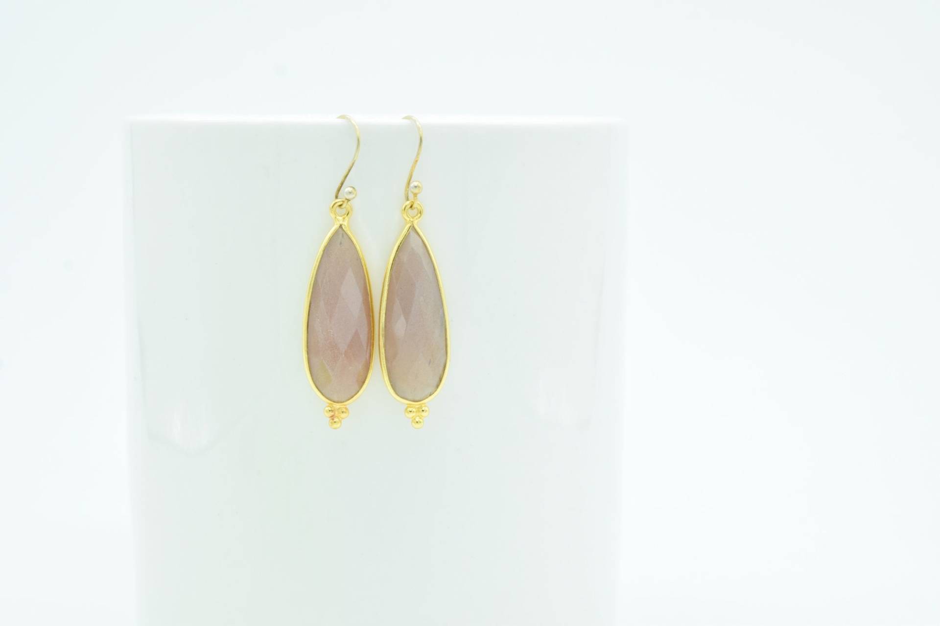 Gold Pfirsich Mondstein Tropfen Ohrring, Edelstein Brautjungfer Geschenk, Birne Bohochi von Jewelsmilano