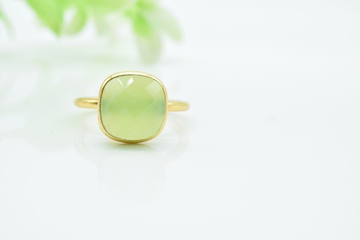 Gold Prehnit Ring, Lünette Stapelbarer Solitarie Verstellbarer Birthstone Brautjungfer Geschenk, Statement von Jewelsmilano