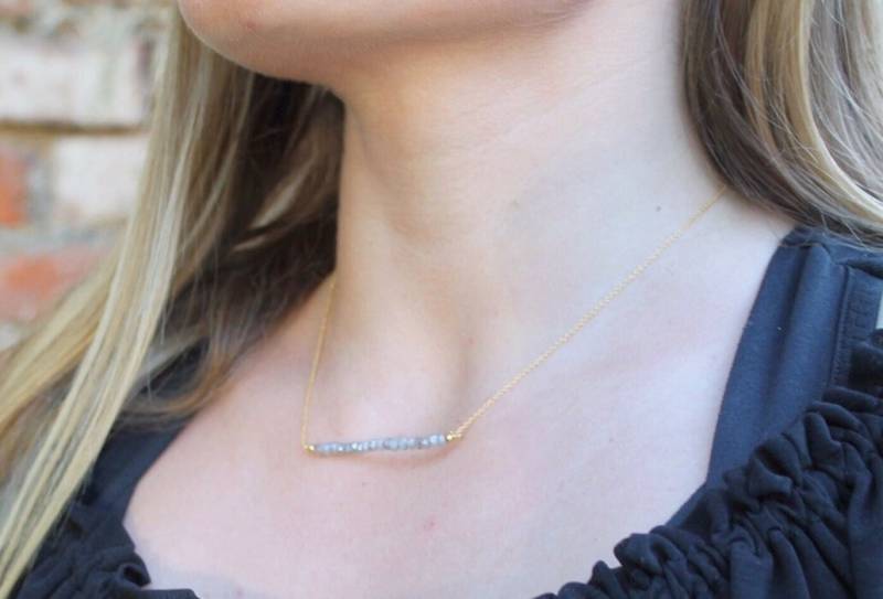 Labradorit Edelstein Bar Halskette Grau Mit Blauem Blitz Geburtstag Geschenk Für Sie Minimal Zarte Schmuck Einfache Schichtung 16-Zoll-Goldkette von Jewelsmilano