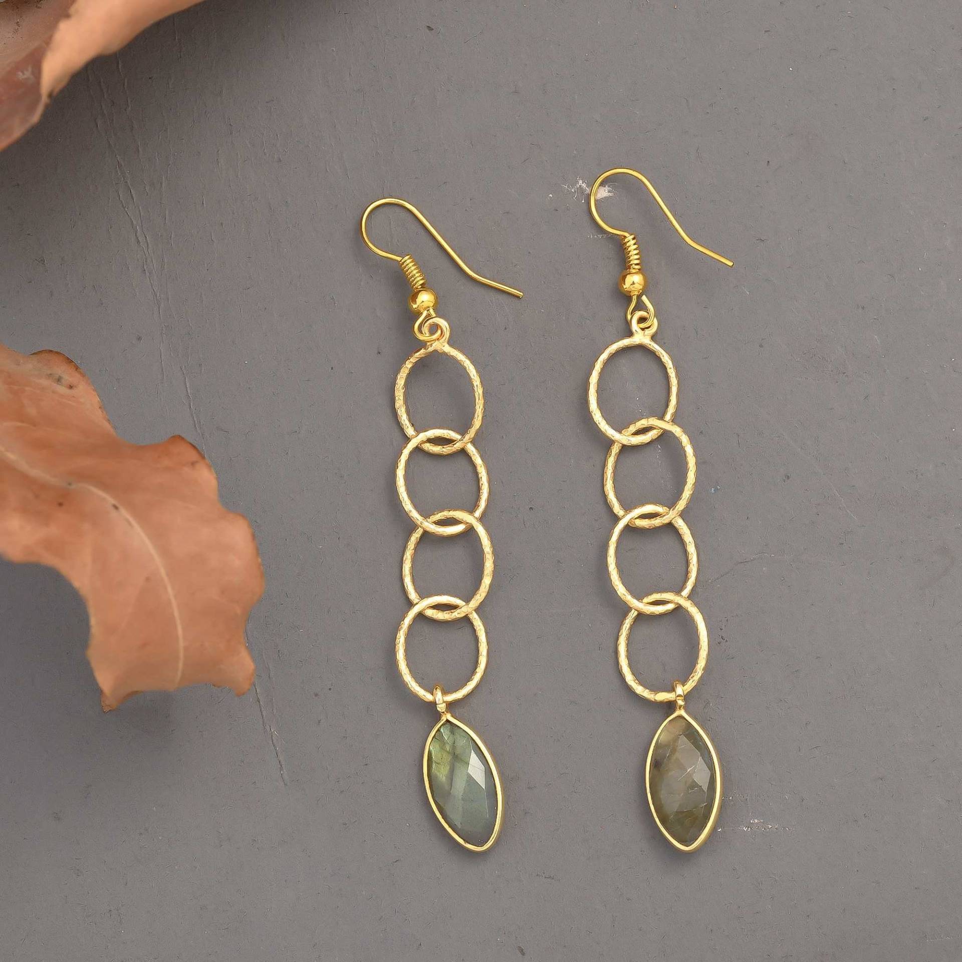 Labradorit Ohrring, Labradorit Ohrhänger, Gold Runder Kreis Ohrring, Grauer Edelstein Ohrring, Licht Ohrring, Lange Ohrringe, Unikat Ohrring von Jewelsmilano