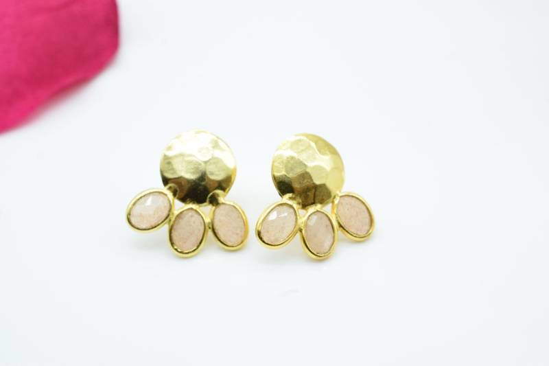 Pfirsich Mondstein Gestüt, Ovale Ohrstecker, Gehämmert Kleine Vergoldet Brautjungfer Geschenk, Schmuck von Jewelsmilano