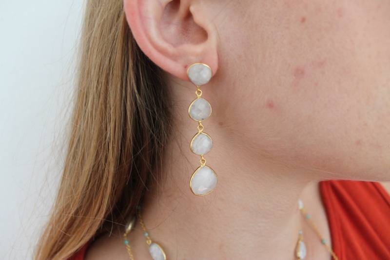 Regenbogen Mondstein Ohrhänger, Chandelier Ohrring, Weiße Ohrringe, Ohrringe Mit Multi Form, Vermeil Ohrring, Geschenk Brautjungfer, Orecchino von Jewelsmilano