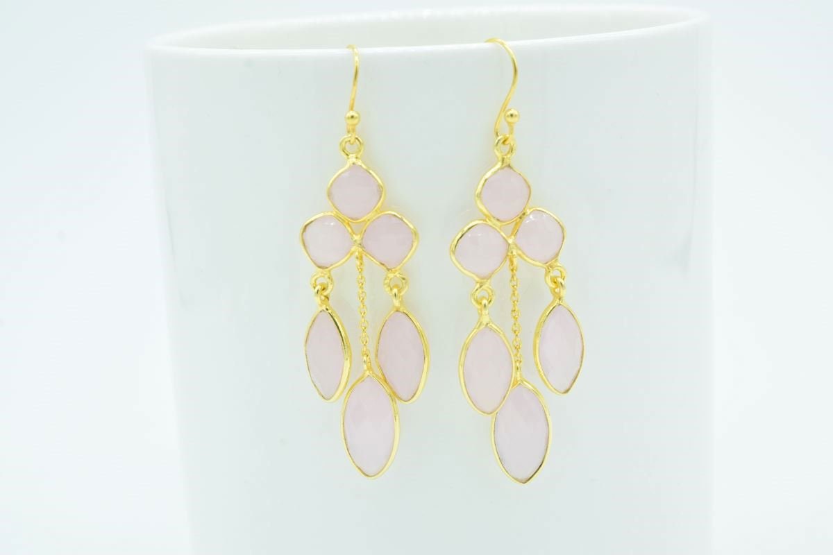 Rosa Chalcedon Ohrhänger, Sommer Ohrring, Rosenquarz Kronleuchter Ohrring, Filigraner Ohrring, Boho Ohrring, Brautjungfer Geschenk, Ketten Ohrring von Jewelsmilano
