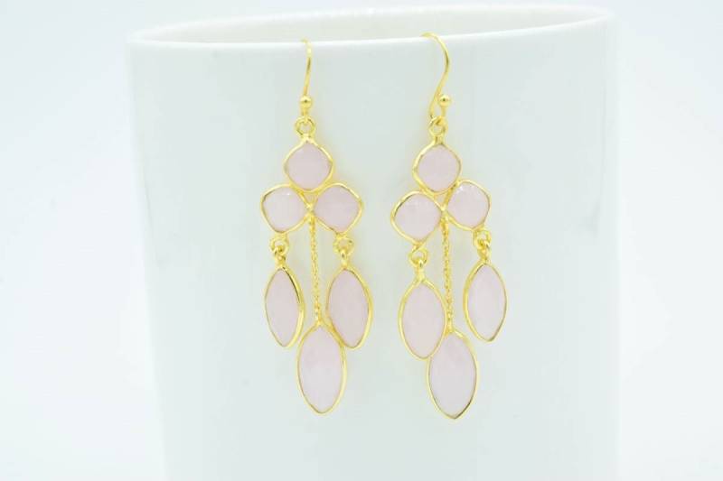 Rosa Chalcedon Ohrhänger, Sommer Ohrring, Rosenquarz Kronleuchter Ohrring, Filigraner Ohrring, Boho Ohrring, Brautjungfer Geschenk, Ketten Ohrring von Jewelsmilano