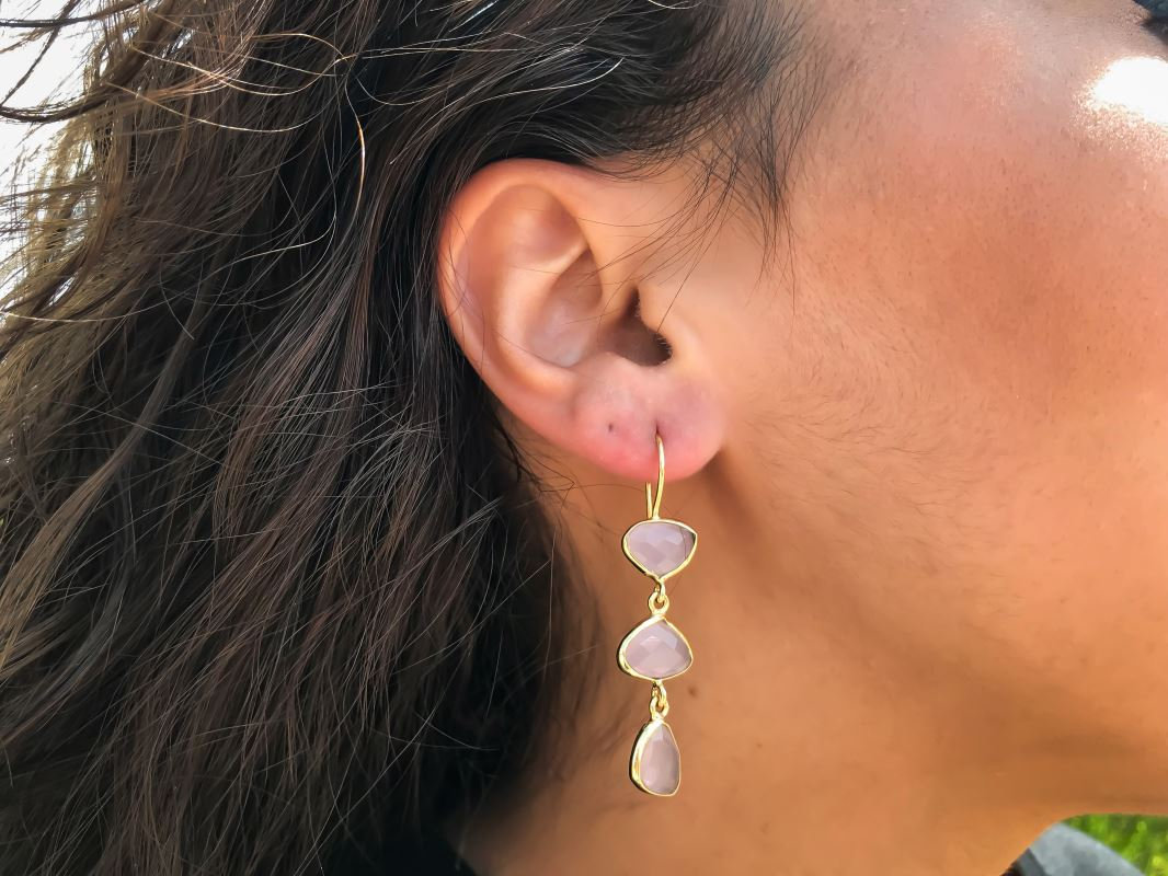Rosenquarz Vergoldeter Ohrring, Rosa Chalcedon Tropfenohrring, Brautjungfer Steinohrring, Unregelmäßige Ohrringe, Boho von Jewelsmilano