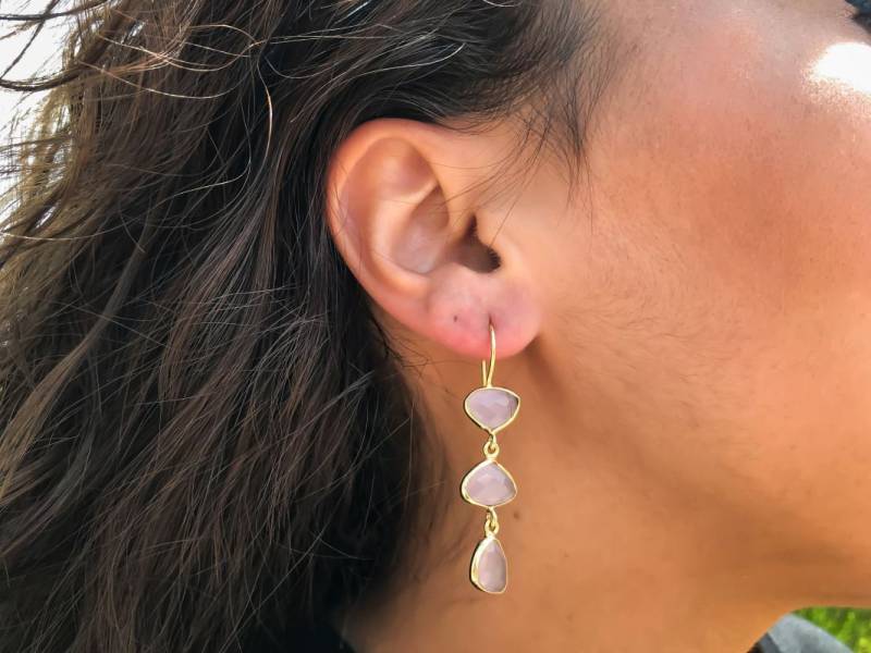 Rosenquarz Vergoldeter Ohrring, Rosa Chalcedon Tropfenohrring, Brautjungfer Steinohrring, Unregelmäßige Ohrringe, Boho von Jewelsmilano