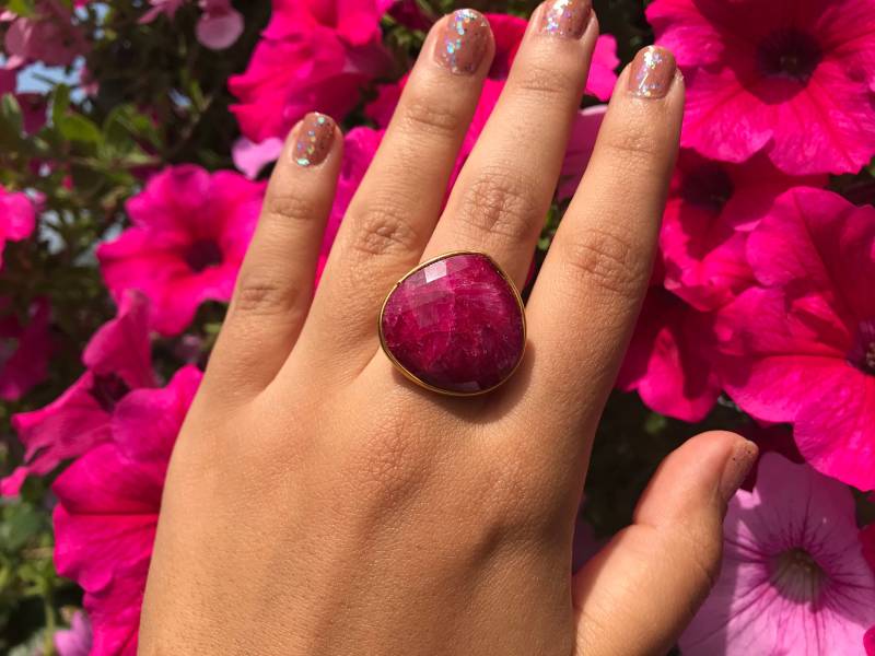 Rubin Ring, Goldring, Edelstein Tropfen Ring, Juli Geburtsstein, Rubin Schmuck, Jubiläumsgeschenk, Jubiläum Geschenk, Jubiläum Ring, Statement Ring von Jewelsmilano
