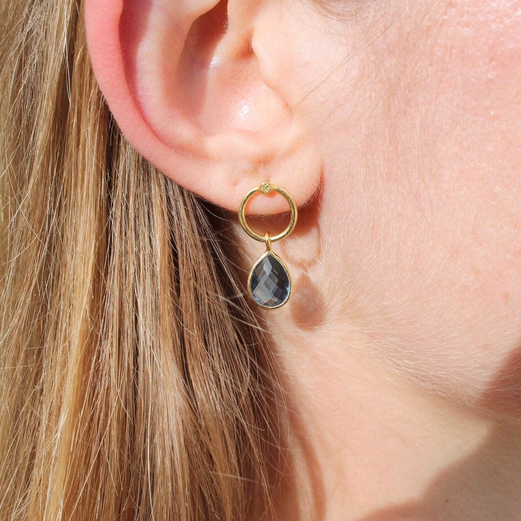 Zarte Blautopas Teardrop Hoop Kreis Ohrring, London Ohrring, Drop Ohrring, Winzige Stein Ohrring, Ohrring, Bridesmaid von Jewelsmilano
