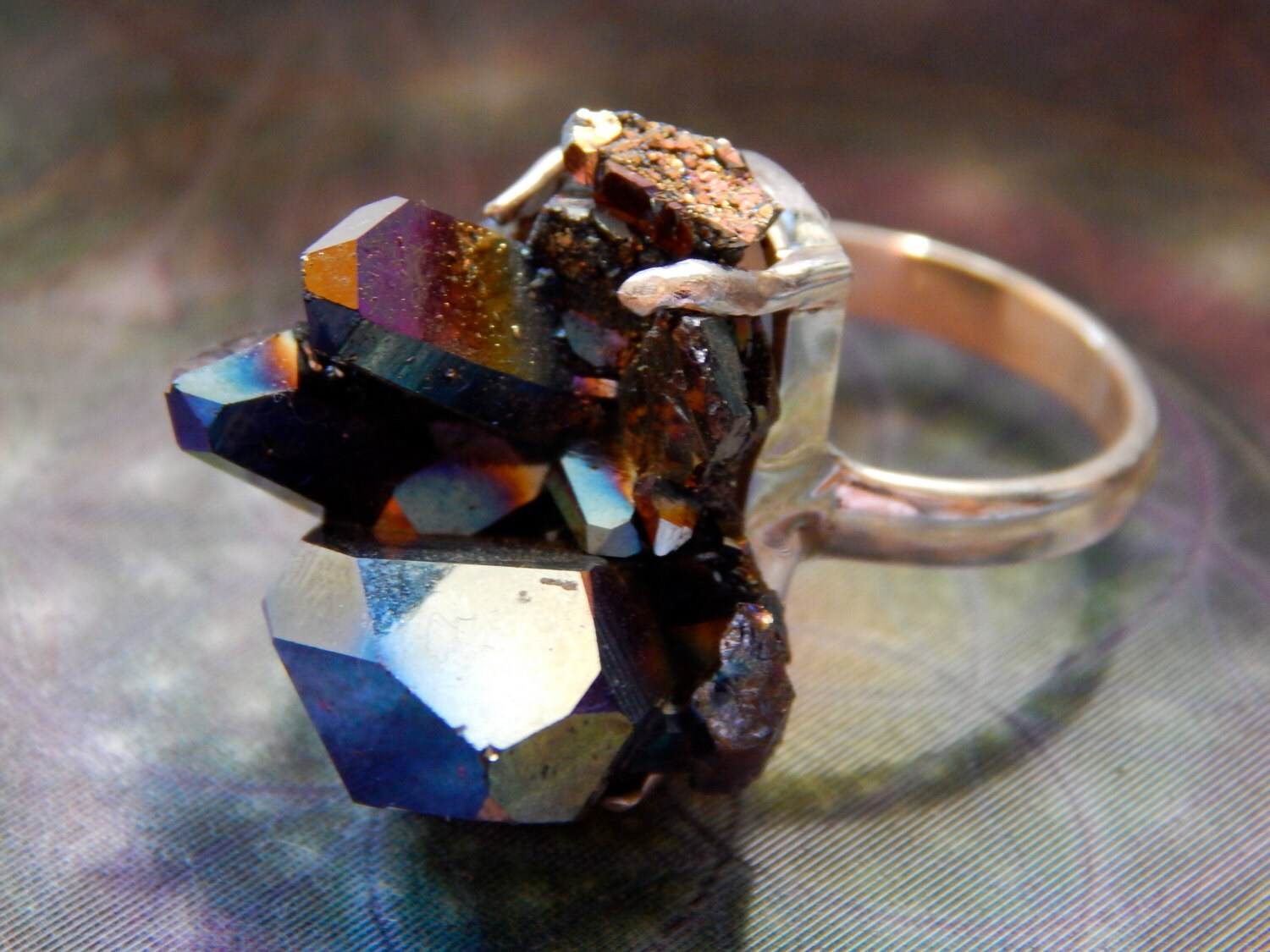 Titan | Regenbogen Aura Quarz Aussagering, Riesigen Bio Bergkristall, Sterlingsilber Größe 8 Titan | Regenbogen Aura Quarz Aussagering, Riesigen Bio Bergkristall, Sterlingsilber Größe 8 von JewelsofAlchemy