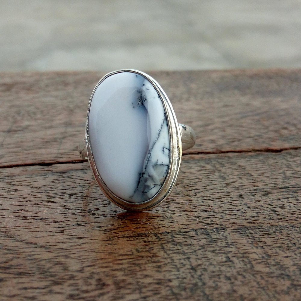 Dendritenopal Ring Aus Silber Handgefertigter Ovaler Edelsteinschmuck von Jewelsofartstudio