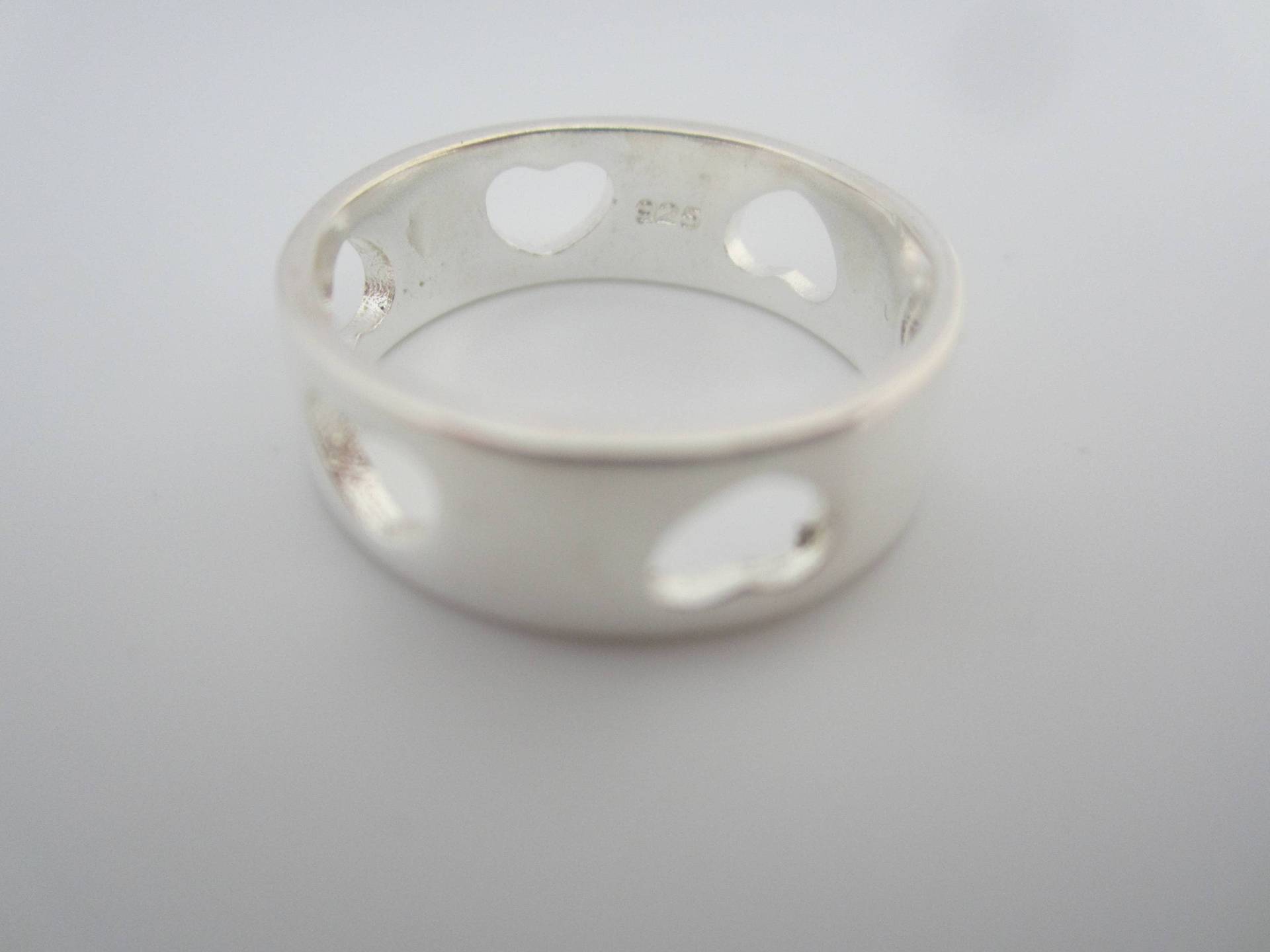 Hübsche Vintage Sterling Silber-Herz-Ausschnitt-Band-Größe 8, 5 Hübsche Vintage Sterling Silber-Herz-Ausschnitt-Band-Größe 8, 5 von JewelsoftheCastle