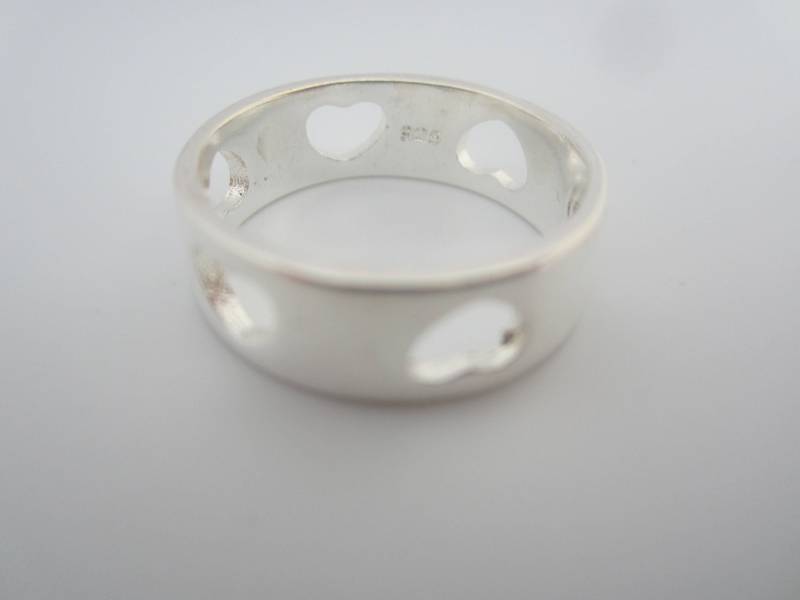 Hübsche Vintage Sterling Silber-Herz-Ausschnitt-Band-Größe 8, 5 von JewelsoftheCastle