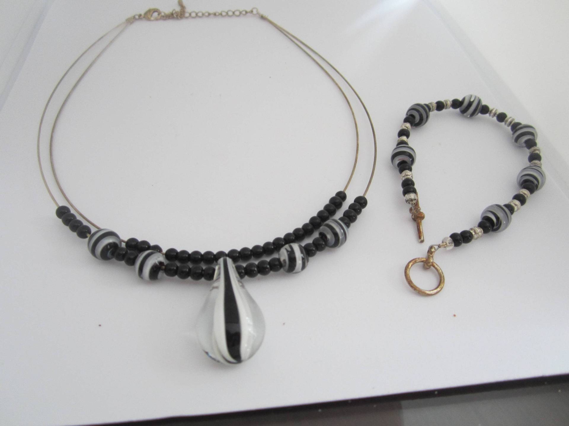 Schöne Schwarz Und Weiß-Murano-Glas Sterling Silber Halskette Armband Versandkostenfrei | Usa Schöne Schwarz Und Weiß-Murano-Glas Sterling Silber Halskette Armband Versandkostenfrei | Usa von JewelsoftheCastle