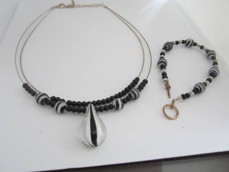 Schöne Schwarz Und Weiß-Murano-Glas Sterling Silber Halskette Armband Versandkostenfrei | Usa Schöne Schwarz Und Weiß-Murano-Glas Sterling Silber Halskette Armband Versandkostenfrei | Usa von JewelsoftheCastle