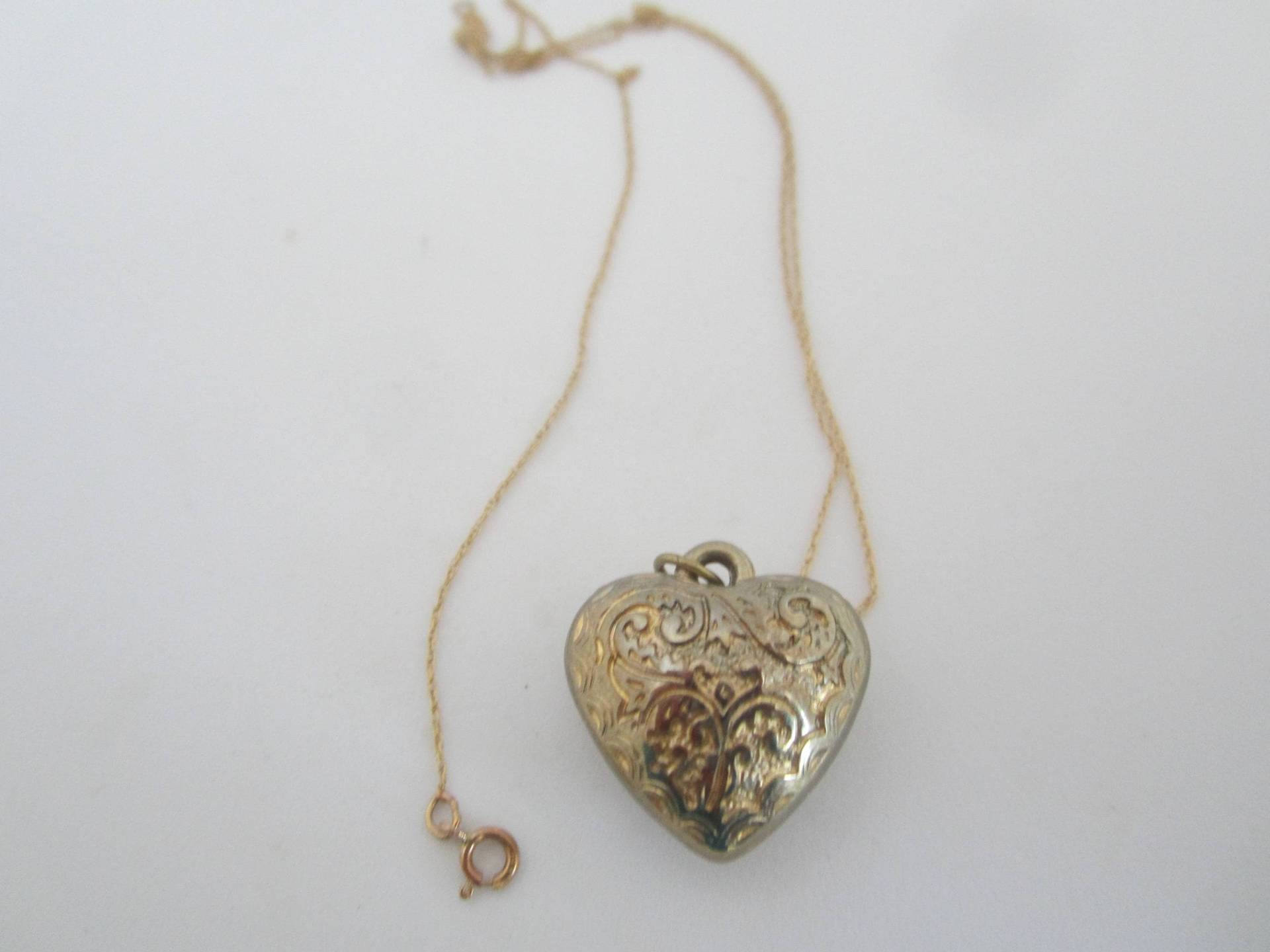 Vintage Repousse Gold Filled Puffy Herz Anhänger 14Kt Kette Kostenloser Versand | Us Vintage Repousse Gold Filled Puffy Herz Anhänger 14Kt Kette Kostenloser Versand | Us von JewelsoftheCastle