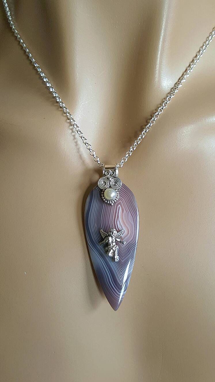 Fee Auf Botswana Achat Mit Weißer Süßwasserperle Anhänger An 18 "Echtsilber Kette Fee Auf Botswana Achat Mit Weißer Süßwasserperle Anhänger An 18 "Echtsilber Kette von JewelstoTreasure247