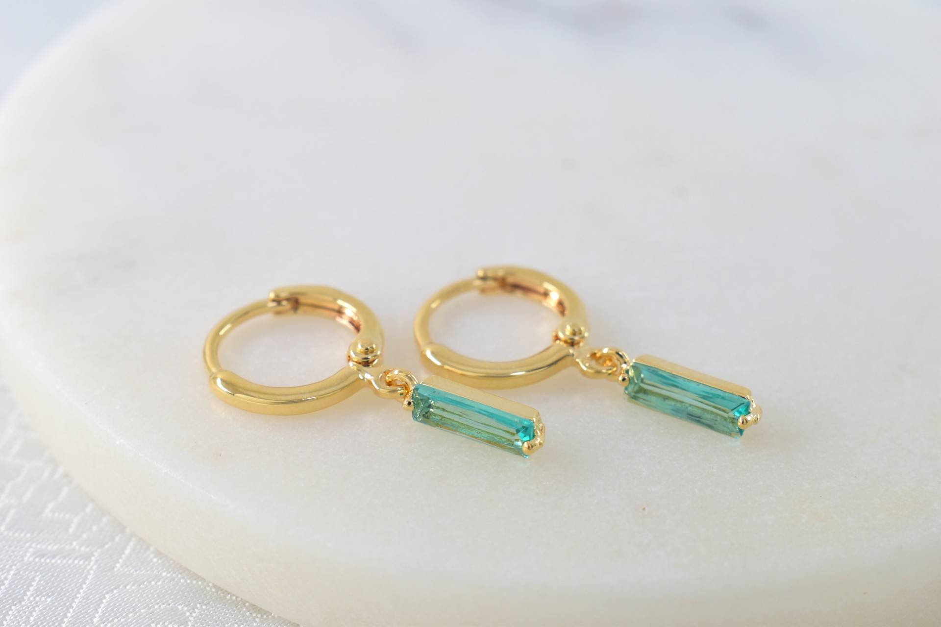 Baguette Cz Ohrringe, Ek-69Gd, 2 Stück, 16K Glänzend Vergoldetes Messing, Gesamt 27mm Lang, Nickelfrei, Verbesserte Vergoldung Baguette Cz Ohrringe, Ek-69Gd, 2 Stück, 16K Glänzend Vergoldetes Messing, Gesamt 27mm Lang, Nickelfrei, Verbesserte Vergoldung von JeweltechDesigns