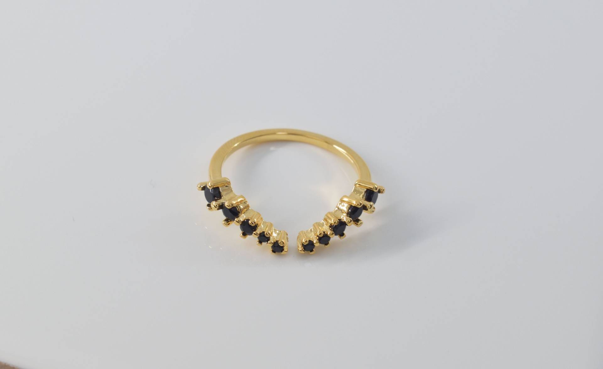 Cz Ring, Ri-90Gj, 1 Stück, 16K Glänzend Vergoldetes Messing, Jet, Inner 16, 5mm, Verbesserte Vergoldung, Verstellbarer Ring Cz Ring, Ri-90Gj, 1 Stück, 16K Glänzend Vergoldetes Messing, Jet, Inner 16, 5mm, Verbesserte Vergoldung, Verstellbarer Ring von JeweltechDesigns