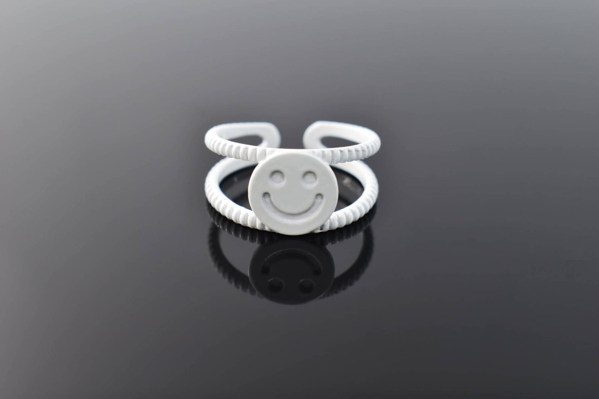 Farbe Ring, Cr-Rw91I, Eco Friendly Paint Coated Messing, Weißer Verstellbarer Innen 16mm, Smile Face Offener Ring von JeweltechDesigns