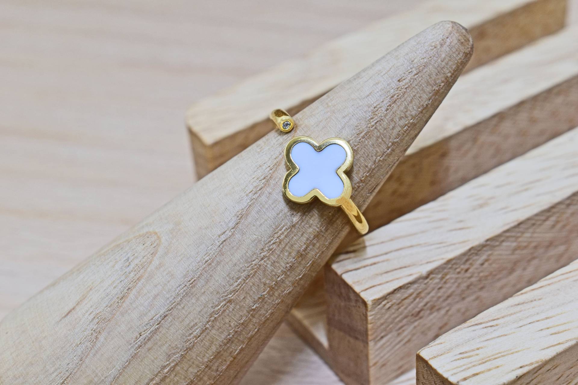 Ring, Rw-50Gw, 16K Glänzend Vergoldetes Messing, Weiß, Verstellbarer Innen 16, 5mm, Cubic Enhanced Micron Gold Plating von JeweltechDesigns