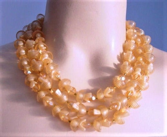 Vintage Apricot/Pfirsich 3 Stränge Nesting Style Perlen Bib Halskette~Hong Kong von Jeweltopia1