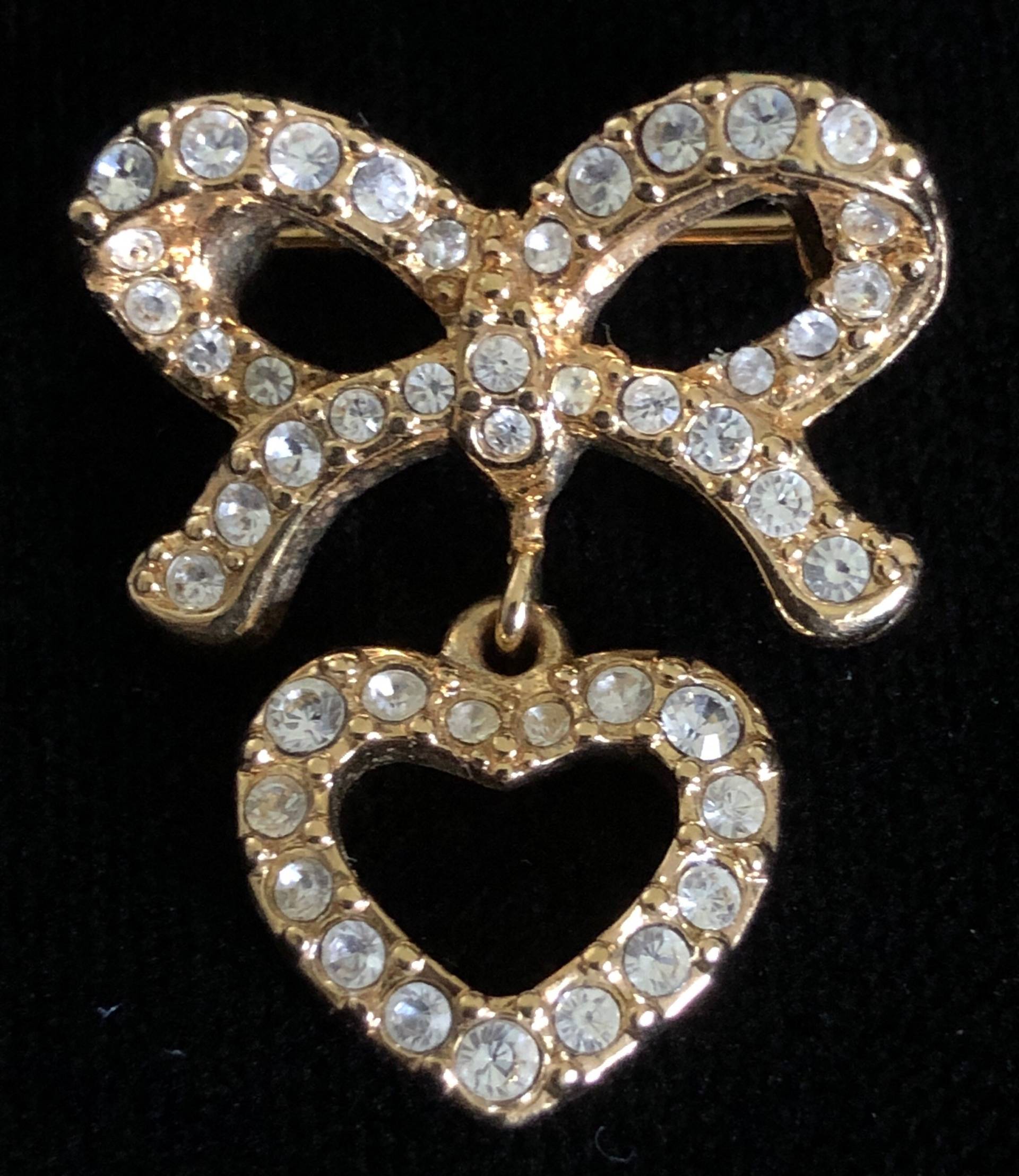Vintage Schwan Signierte Swarovski Kristall Schleife Mit Herztropfen Pin-Valentines Vintage Schwan Signierte Swarovski Kristall Schleife Mit Herztropfen Pin-Valentines von Jeweltopia1