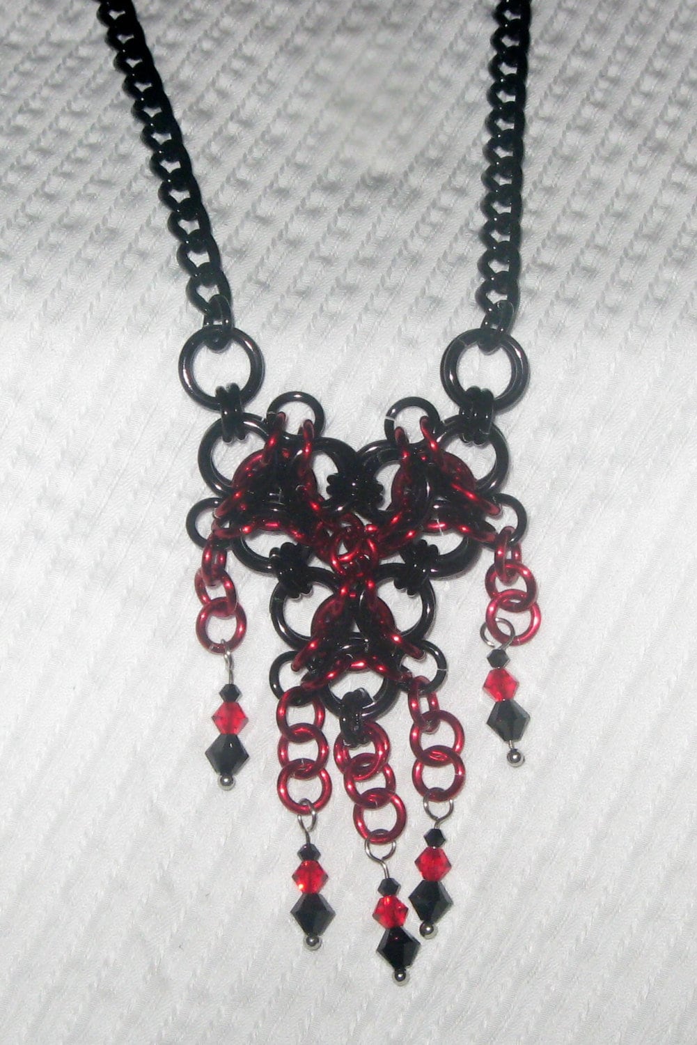 Schwarz/Rote Chainmaille Halskette Schwarz/Rote Chainmaille Halskette von JewelzNChains