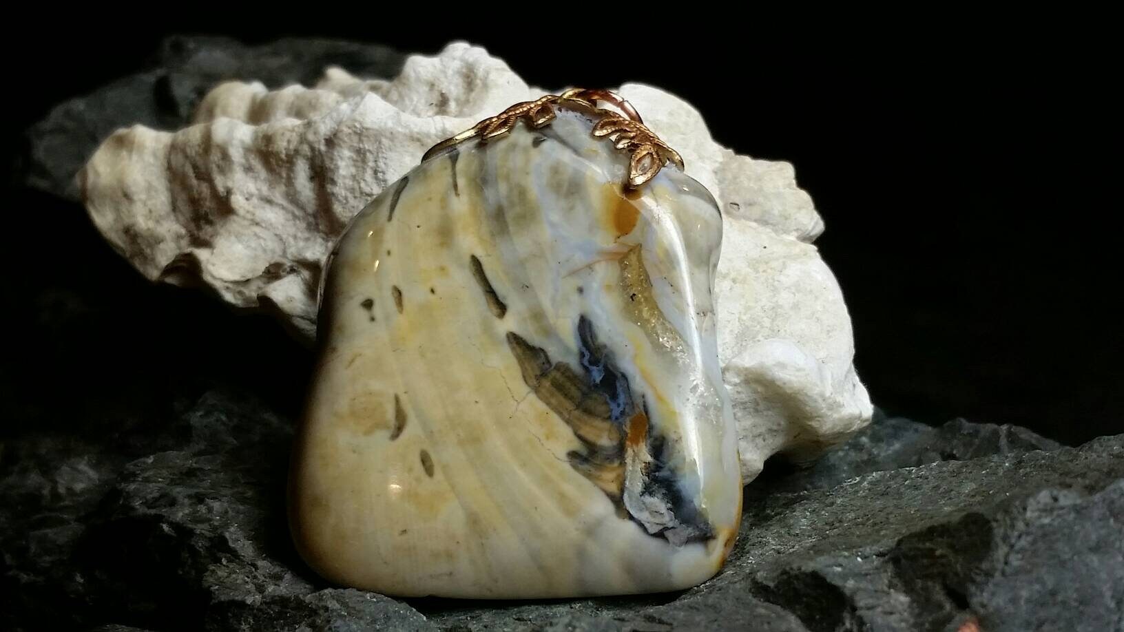 Erstaunliche Versteinerte Holz & Kupfer Anhänger Erstaunliche Versteinerte Holz & Kupfer Anhänger von JewelzoftheIsle