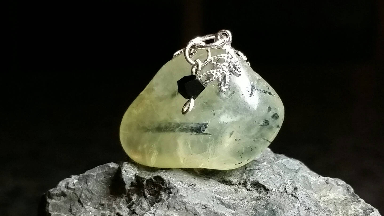 Terrific Turmalin & Prehnit Anhänger Terrific Turmalin & Prehnit Anhänger von JewelzoftheIsle